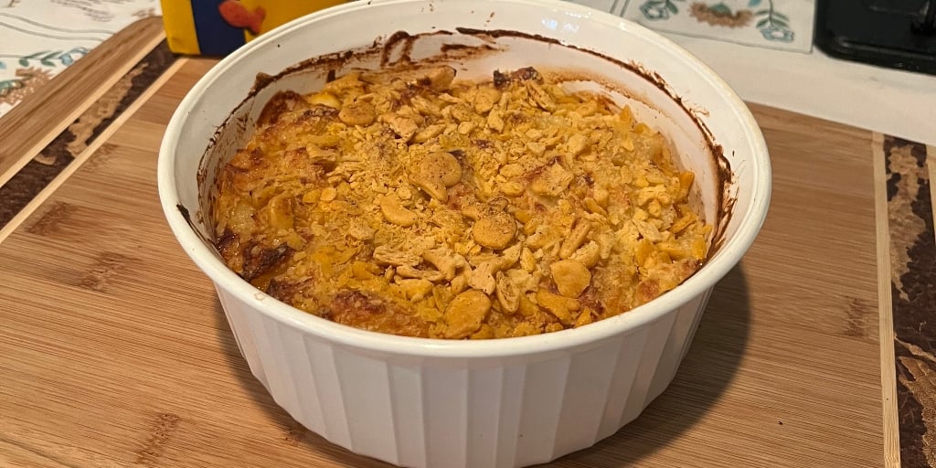 Meatless Friday MacnCheese with Goldfish Topping